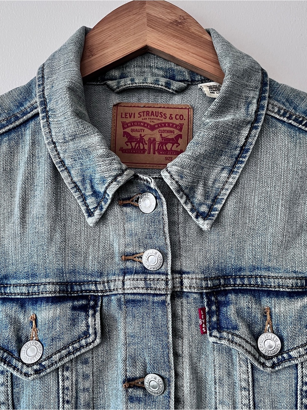 Y2K Levi's Women's Light Blue Washed Denim Jacket Size S - Picture 2 of 14